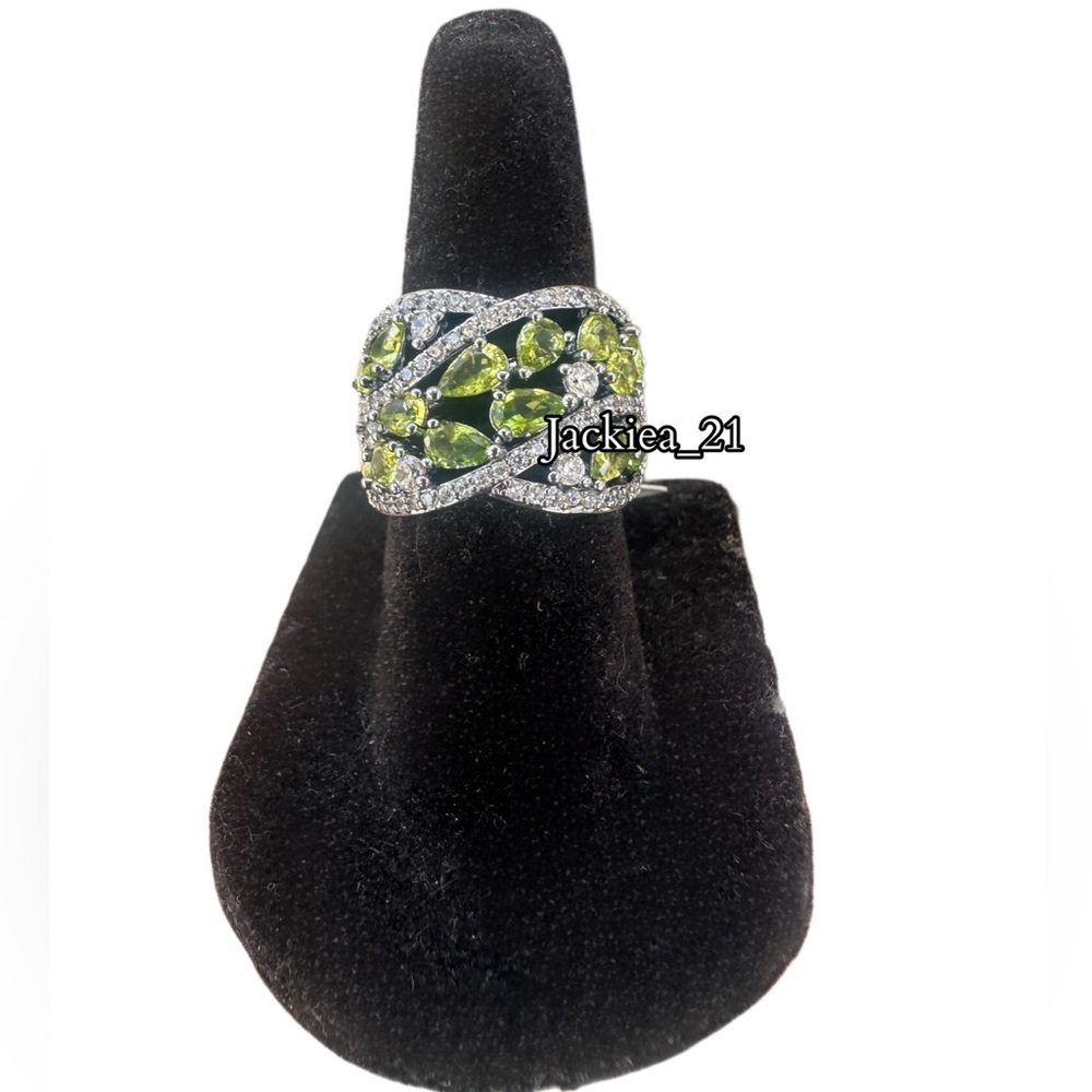 Velvety Petals. Elegant Silver and Peridot Gemstone Ring